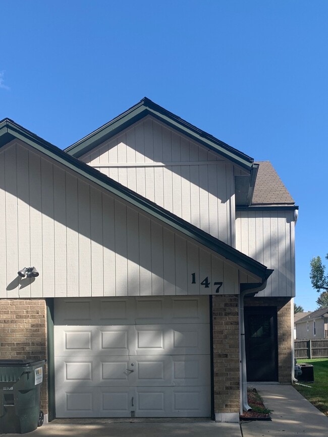 Building Photo - Spacious 3 bedroom with a great layout