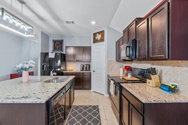 Building Photo - 1104 Hillrose Dr