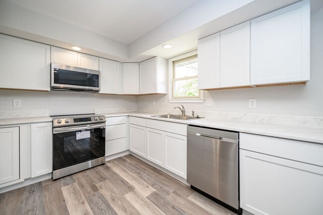 Building Photo - GEORGETOWN Duplex - SW Columbia – 3 Bed, 3...