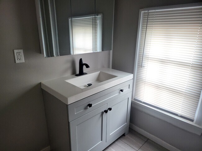 Building Photo - 226 E 16th Ave