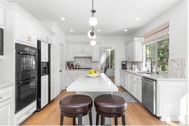 Building Photo - Exquisite Designer 4 Bedroom Home for Rent