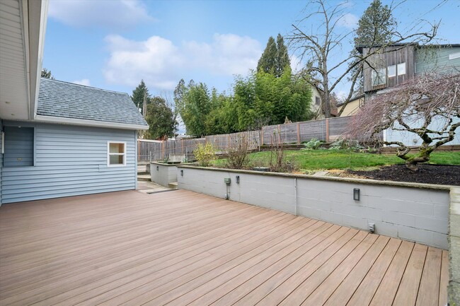 Building Photo - Beautiful Hillsdale 4 BR, 2 BA home