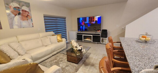 Building Photo - 1030 W Davis Pkwy