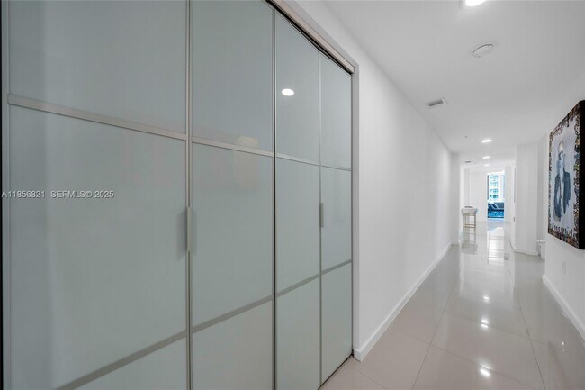 Building Photo - 3030 NE 188th St