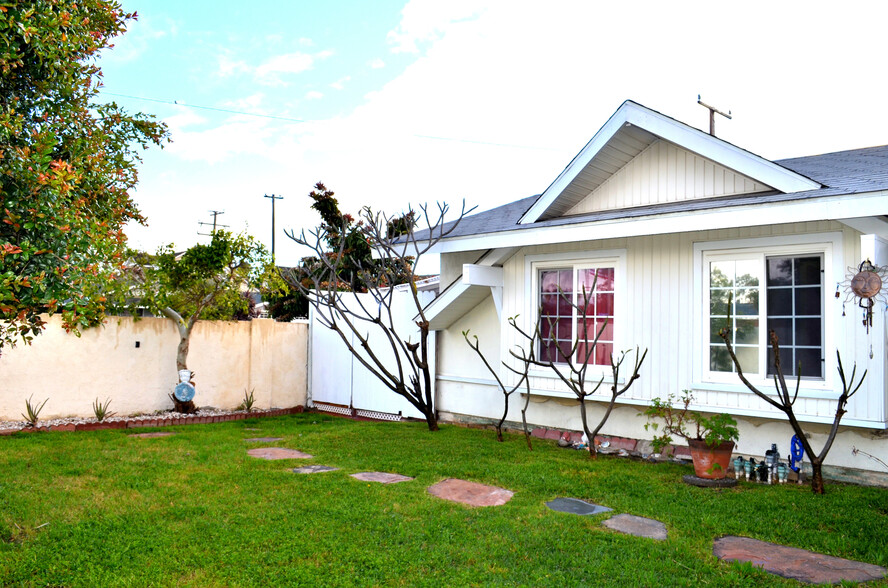 Building Photo - 8871 Belmont St