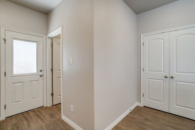 Building Photo - MOVE-IN READY!