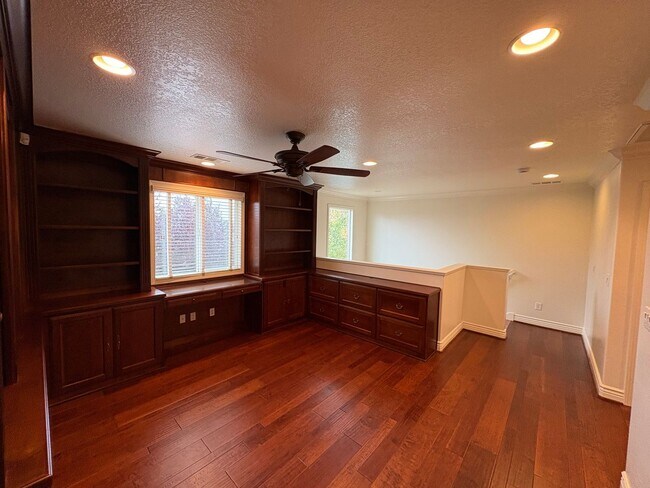 Building Photo - Two story home in NW Visalia Rent Ready!