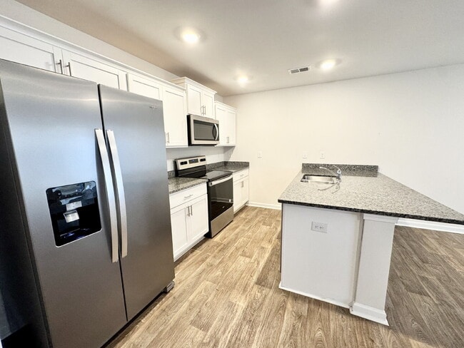 Building Photo - Seneca townhome - Price Just Reduced!