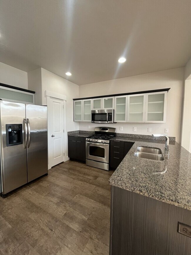 Building Photo - Pre-Lease for 2 WEEKS FREE- 3 Bed, 2.5 Bath Townhome in Pleasant Grove