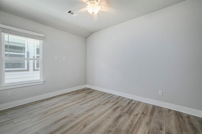 Building Photo - 340 Shady Bluff Dr