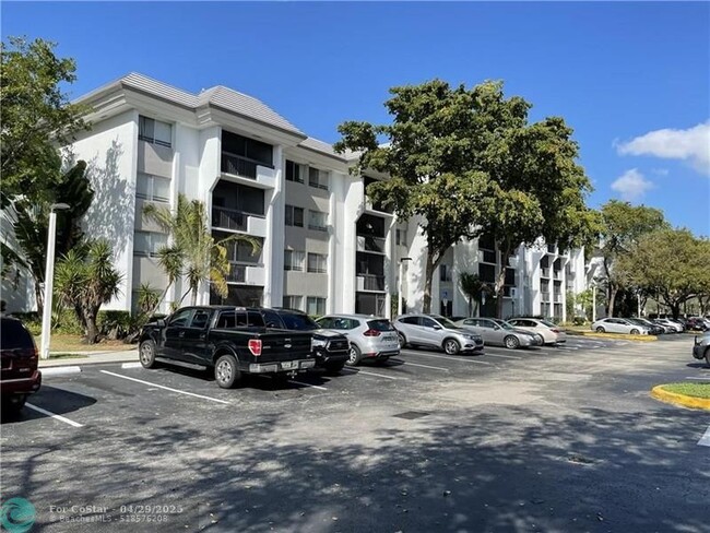 Building Photo - 711 N Pine Island Rd