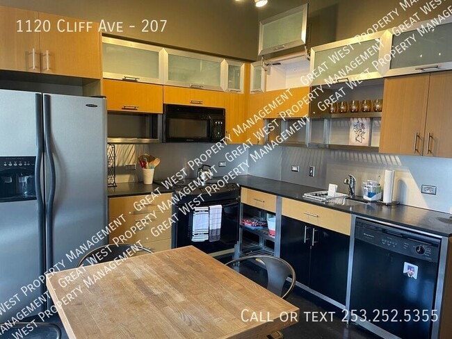 Building Photo - 1120 E Cliff Ave