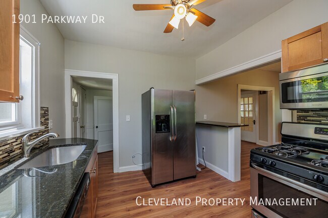 Building Photo - Updated Cleveland Hts. Colonial