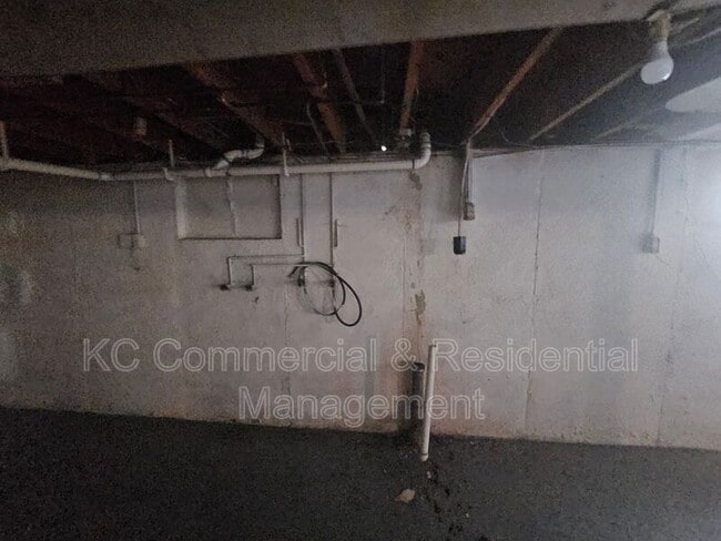 Building Photo - 802 E 75th Terrace