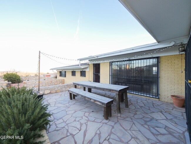 Building Photo - 3213 El Morro Rd