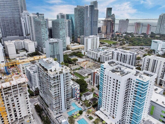 Building Photo - 1010 SW 2nd Ave