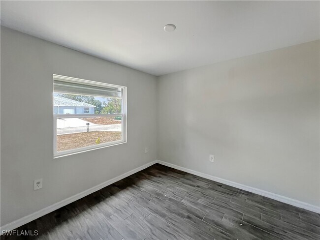Building Photo - 1304 W 12th St