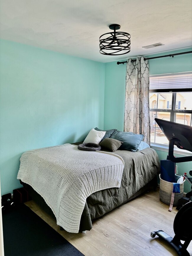 Building Photo - 3 bedroom/2.5 bathroom- Lake Cambridge- Kiln Creek