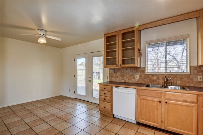 Building Photo - Newly Remodeled 3 Bed, 2 Bath Home with 1 ...