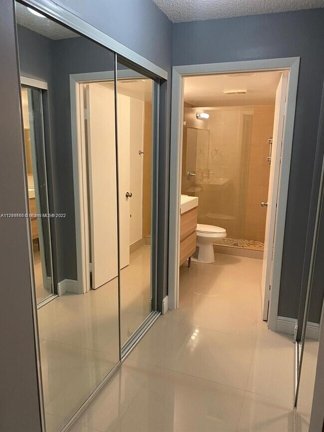 Building Photo - 570 S Park Rd