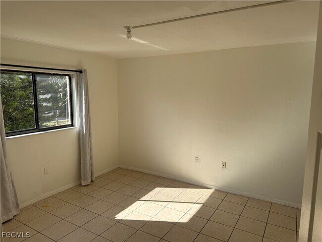 Building Photo - 1104 SE 8th St