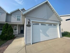 Building Photo - A RELAXING RETREAT - 3 bd/2.5 bath Twin Home for Rent
