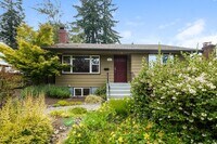 Building Photo - Beautiful 4-Bed, 2.5-Bath with Outdoor Liv...