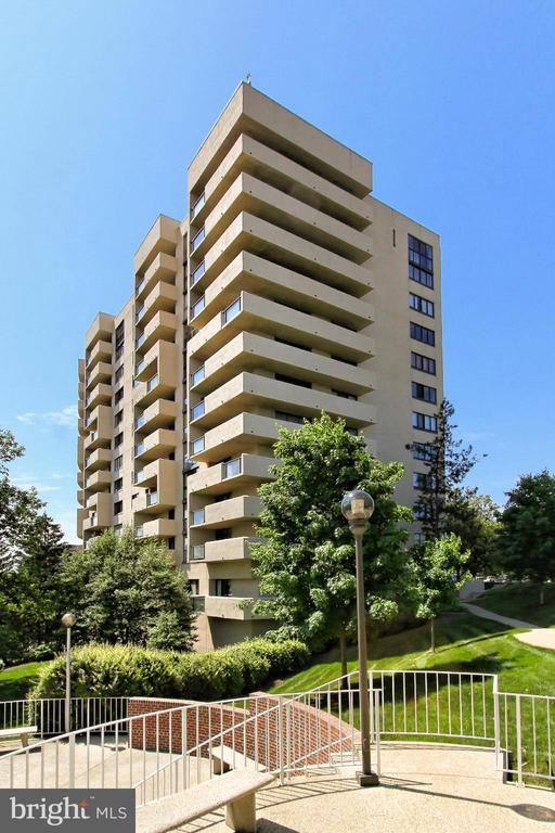 Building Photo - 1101 S Arlington Ridge Rd