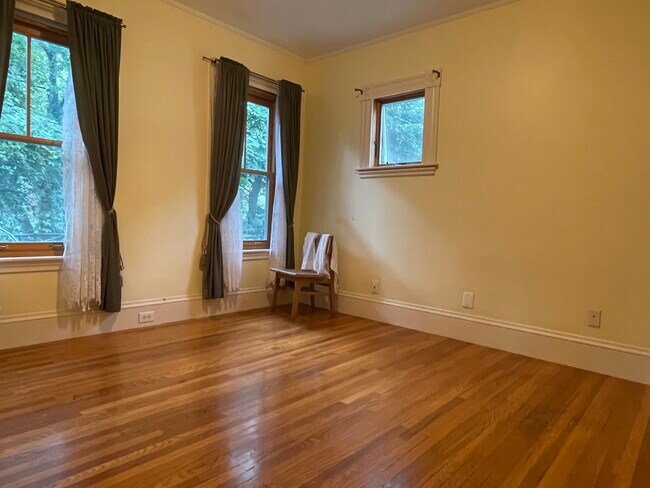 Building Photo - 20 Central St