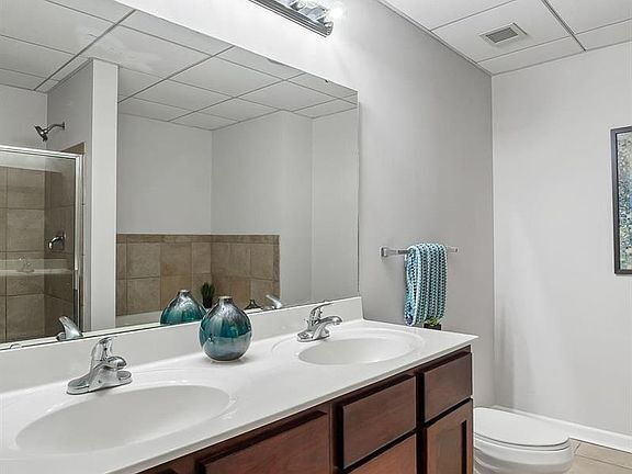 Building Photo - "Chic Urban Living: Spacious 2-Bedroom Ret...