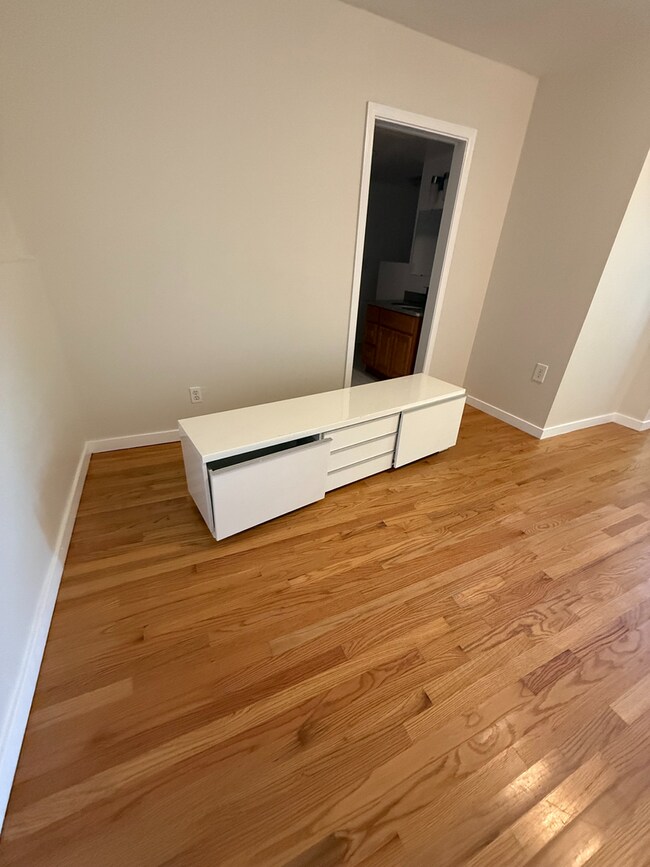Building Photo - Spacious 3 Bedroom Home Minutes from City ...