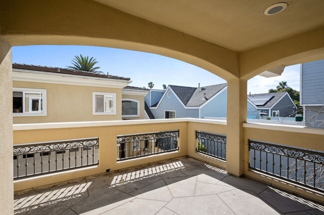 Building Photo - Spacious detached townhome available in So...