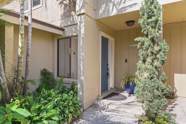 Building Photo - Charming Townhouse for Lease