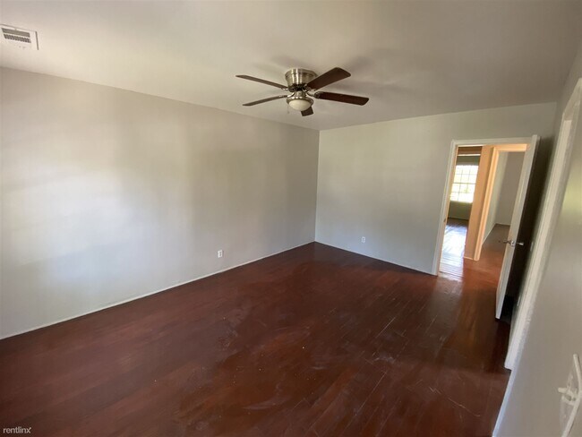 Building Photo - 2 br, 1 bath Duplex - 1125 East 55th Street