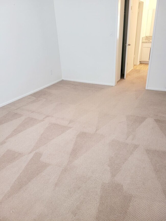 Building Photo - Carmelina Apartments