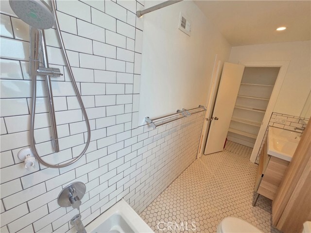 Building Photo - 20 Senisa