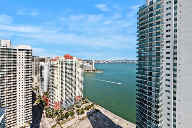 Building Photo - 1300 Brickell Bay Dr