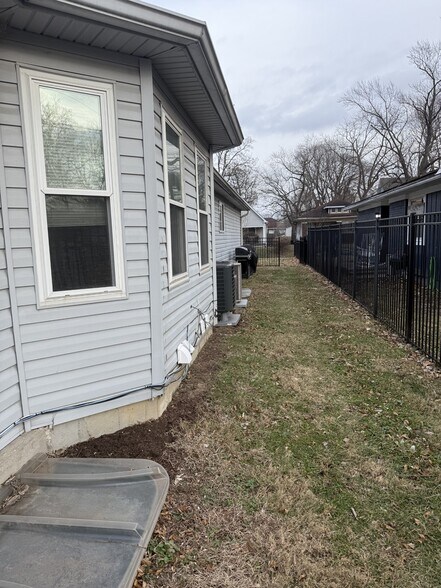 513 Side - 513 Bernard Ave