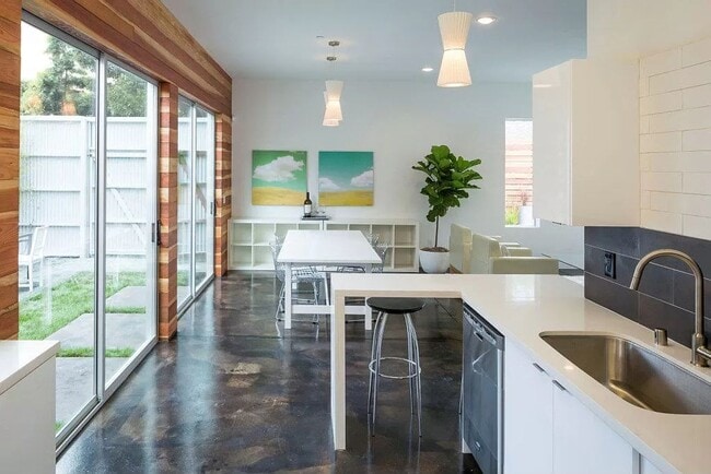 Building Photo - Beautiful Modern 3BR/3BA with In Unit Laundry and Parking | Oakland