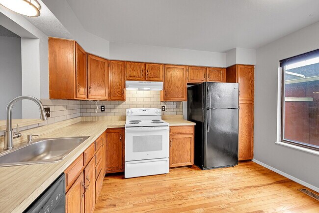 Building Photo - $1,995 - 3 Bed, 2.5 Bath Townhome in Color...