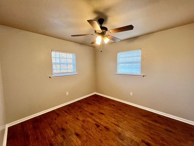 Building Photo - MUST SEE!! Rustic Style 3 Bedroom / 2 Bath...