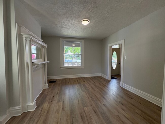 Building Photo - Huge Newly Renovated 4 Bedroom/2 Bath House in Bellevue!