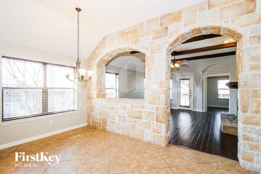 Building Photo - 206 Lavaca Dr