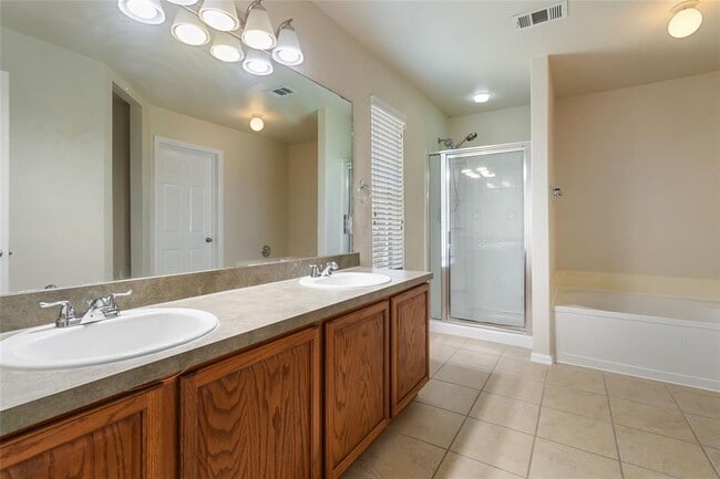 Building Photo - 401 Spruce Dr