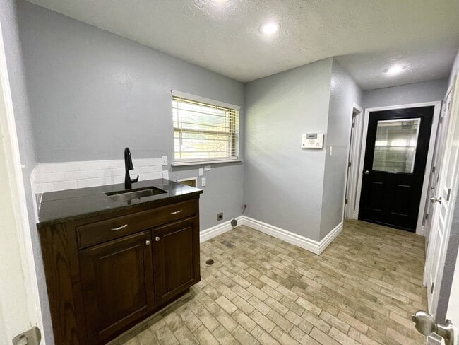 Building Photo - 1365 Wisteria St