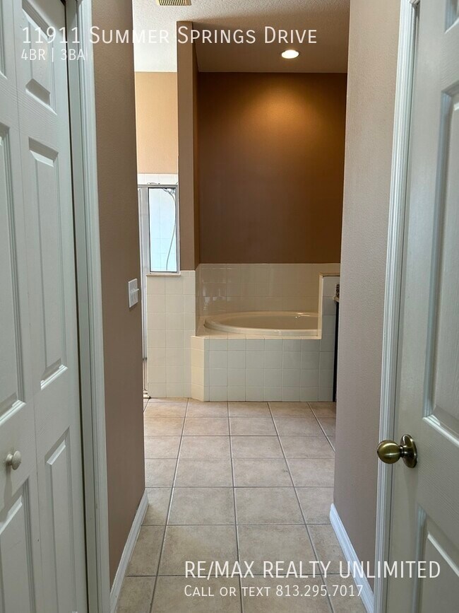 Building Photo - 11911 Summer Springs Dr