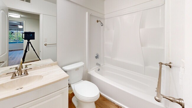 Building Photo - 827 Las Gallinas Ave