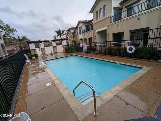 Building Photo - 453 Country Club Dr