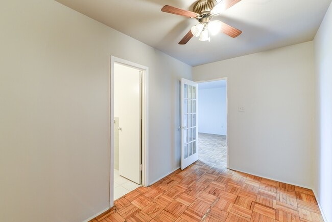 Building Photo - Spacious & Bright Junior 1 Bedroom at Rive...