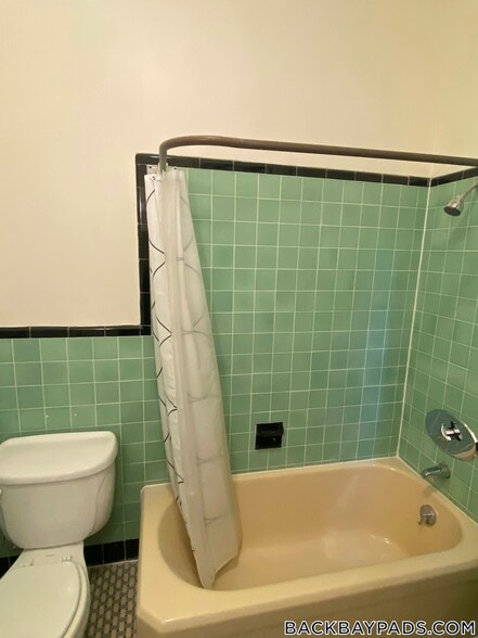 Building Photo - 504 Beacon St